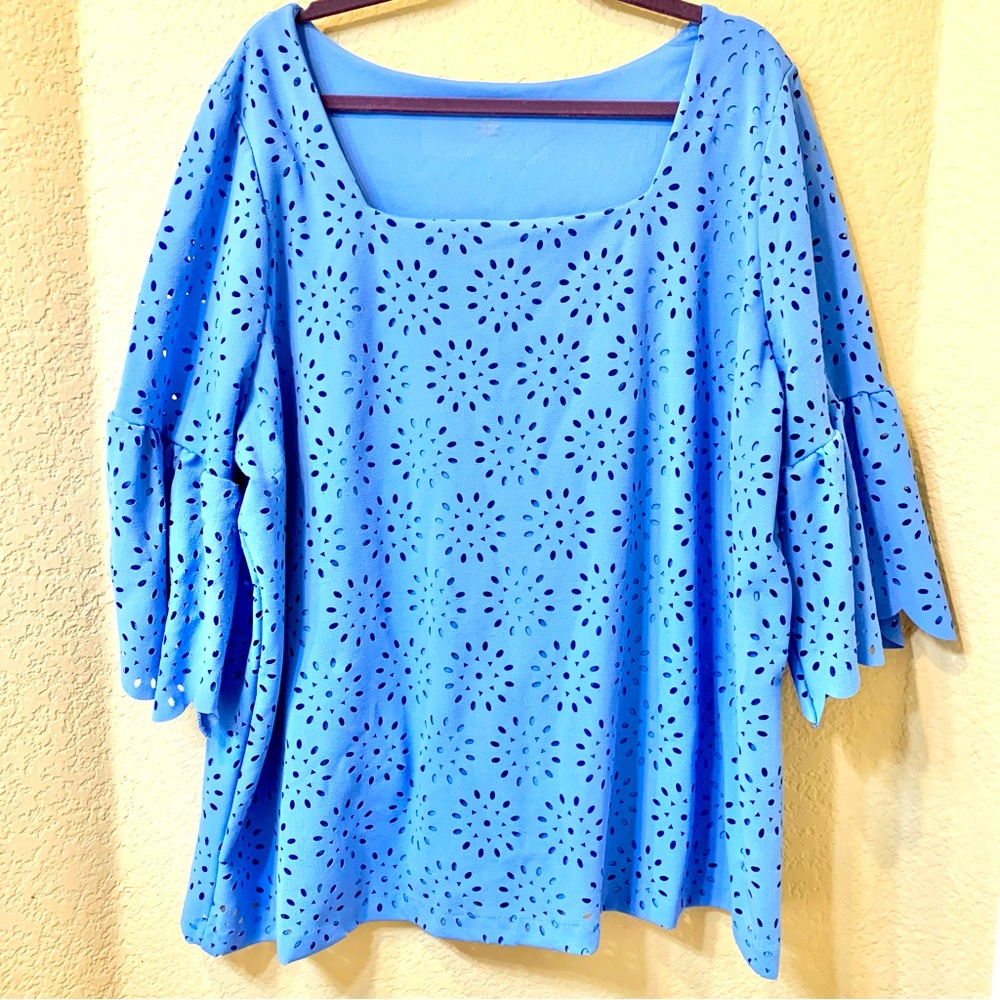 Eyelet design Blue Blouse, 3/4 scalloped sleeves size 22/24